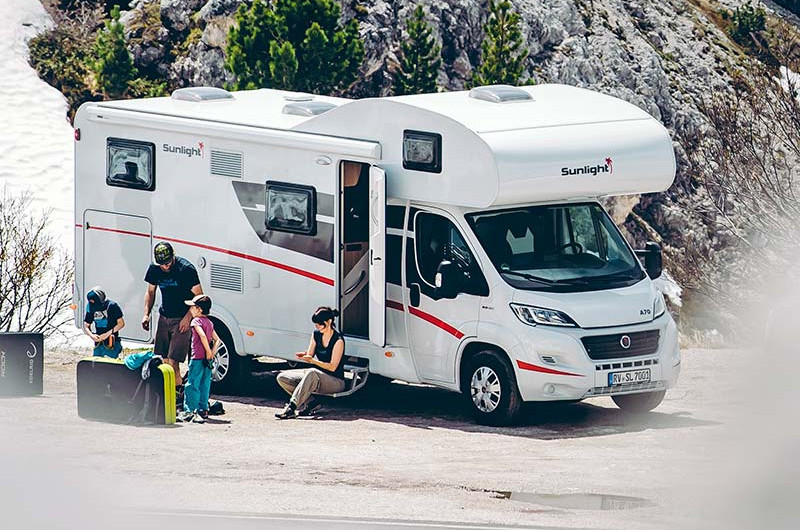 Ein Alkoven Wohnmobil von Sunlight. 6 Schlafplätze, 6 Reiseplätze ab 149.- CHF / Tag