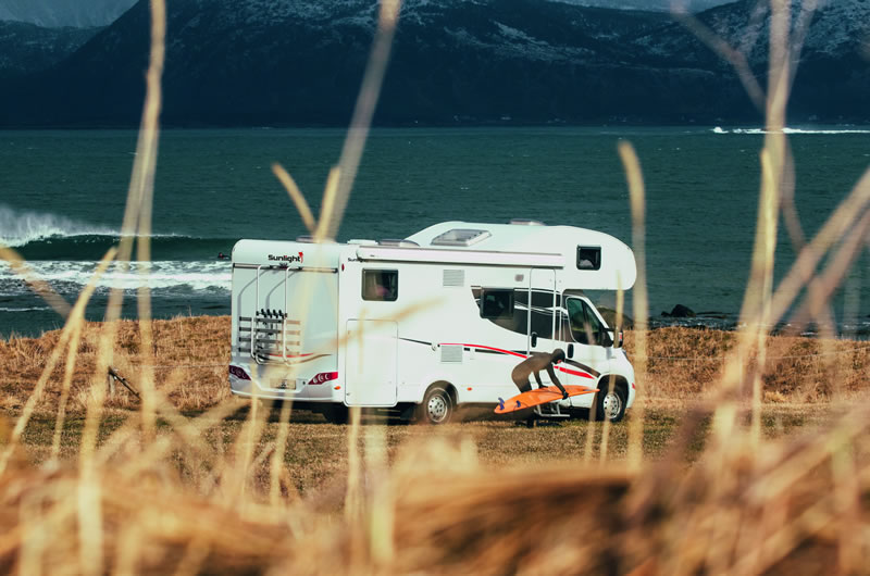 Ein Alkoven Wohnmobil von Sunlight. 6 Schlafplätze, 6 Reiseplätze ab 149.- CHF / Tag